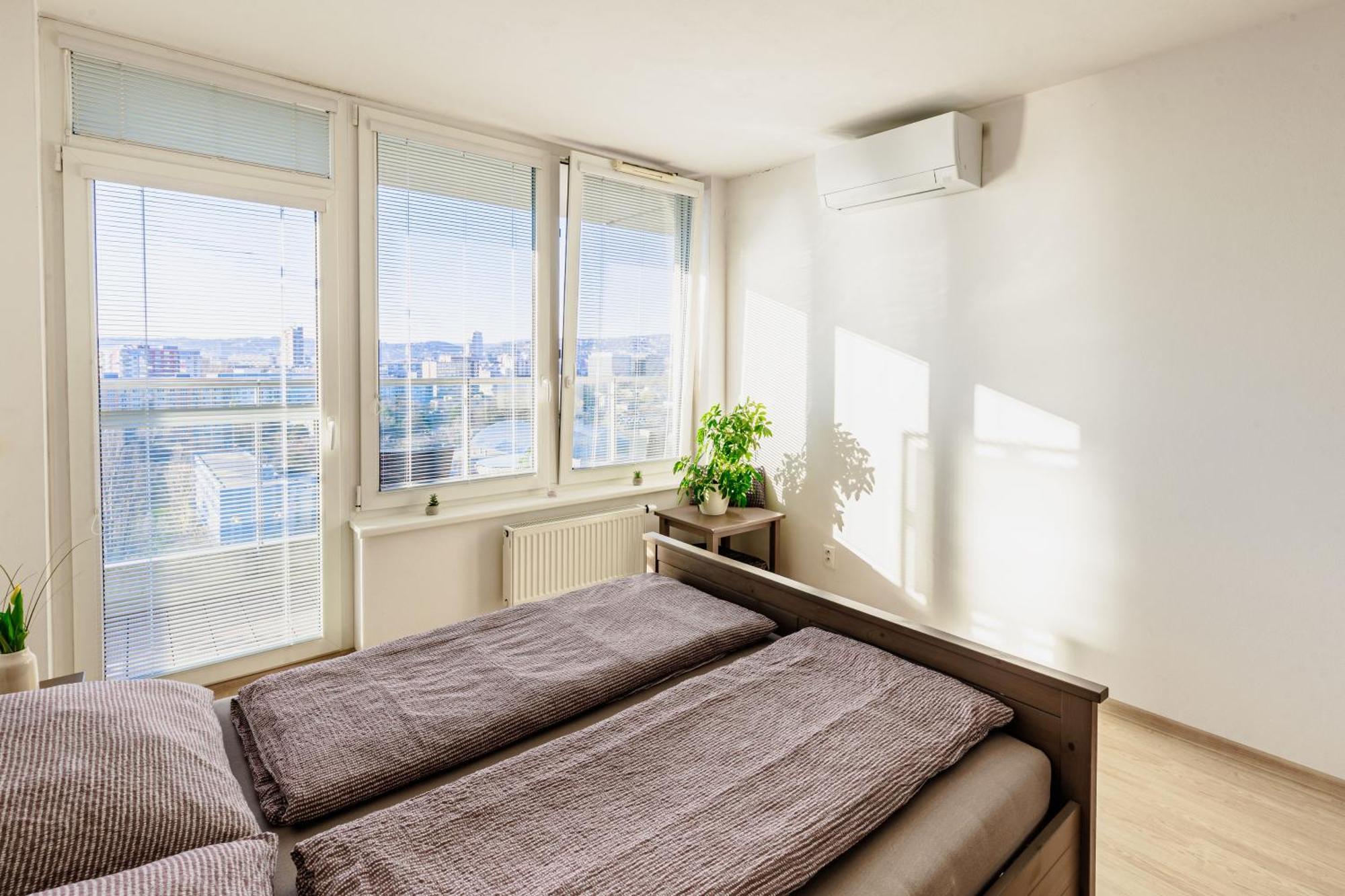 Sunny Apartment With Amazing Terrace On The 13Th Floor Near City Center Братислава Экстерьер фото